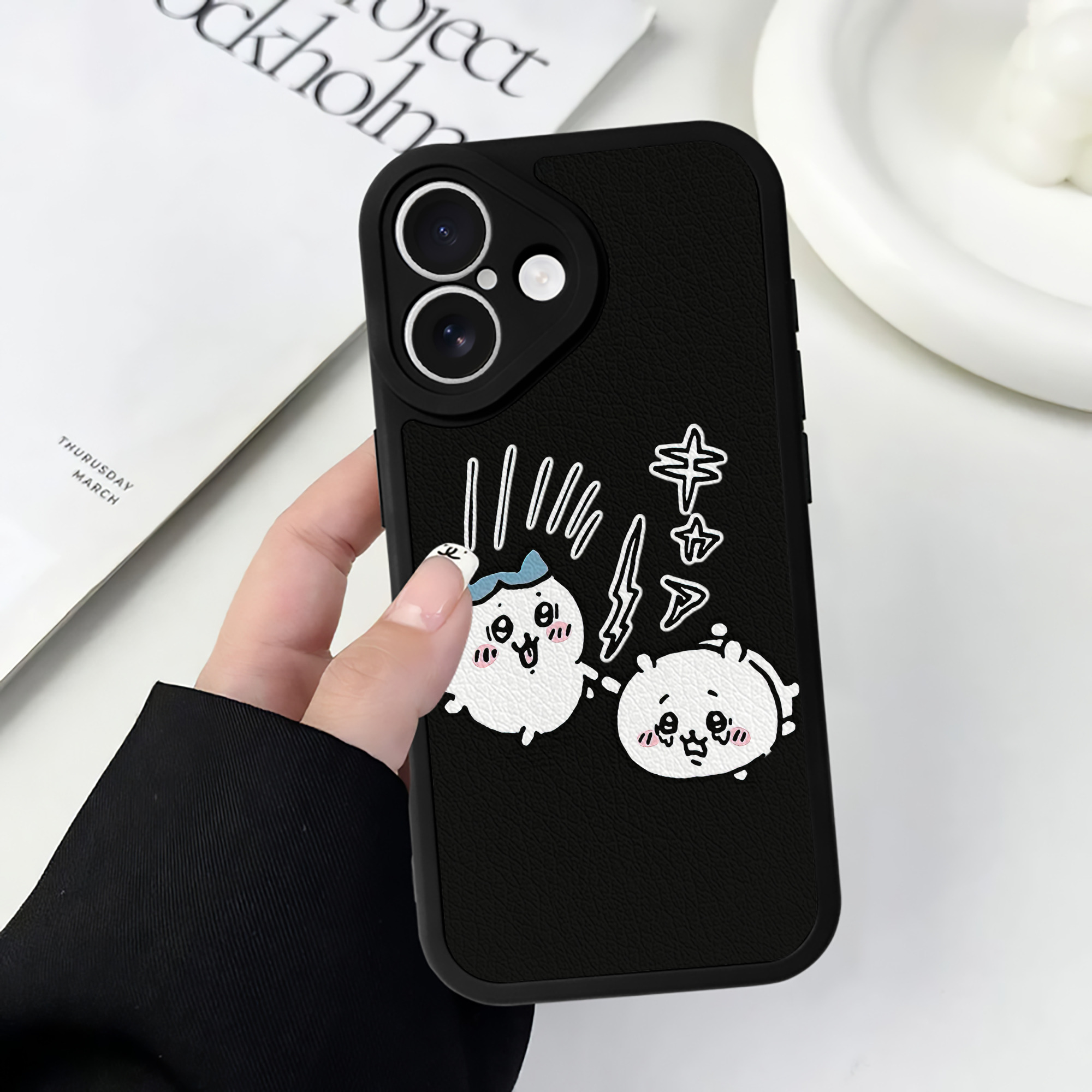 （画像用） ちいかわ ハチワレ Chii-kawa hachiware 【iPhone 16シリーズ対応】シリコンスマホケース（レザー調） 材質：シリコン